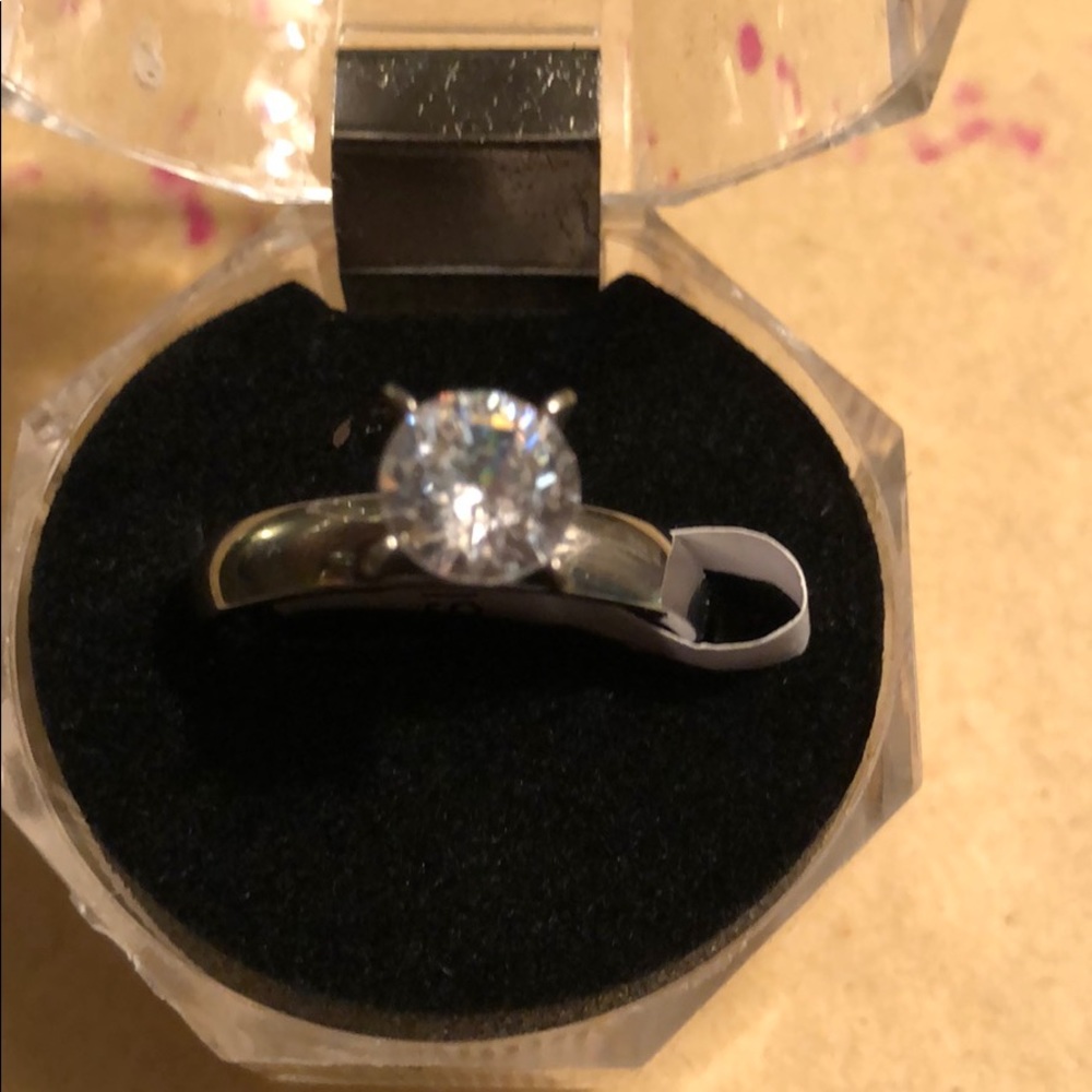 Engagement ring - Picture 2 of 2